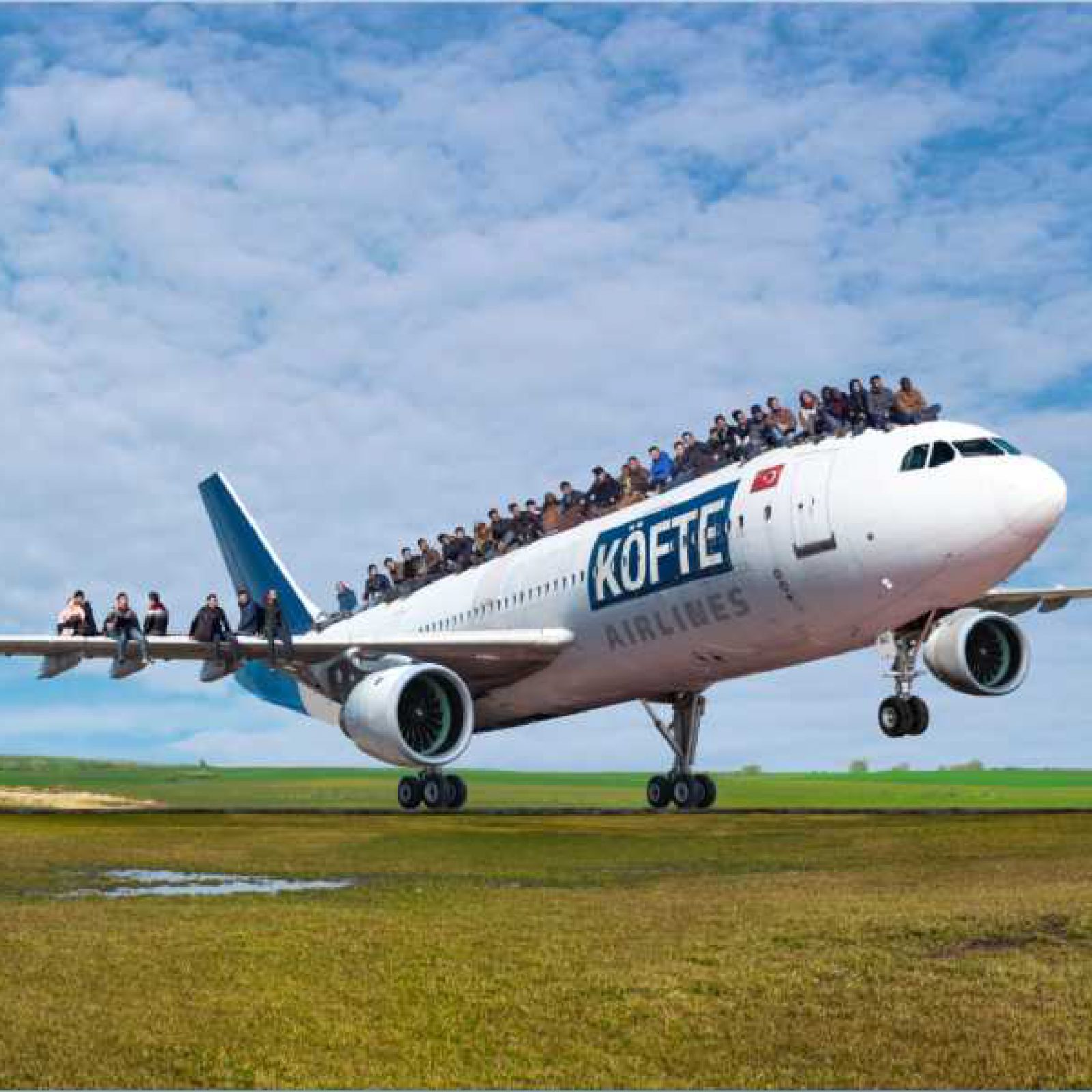 Halil Altındere, Köfte Airlines, 2016, fotografía. Cortesía del artista y PILOT Gallery, Estambul