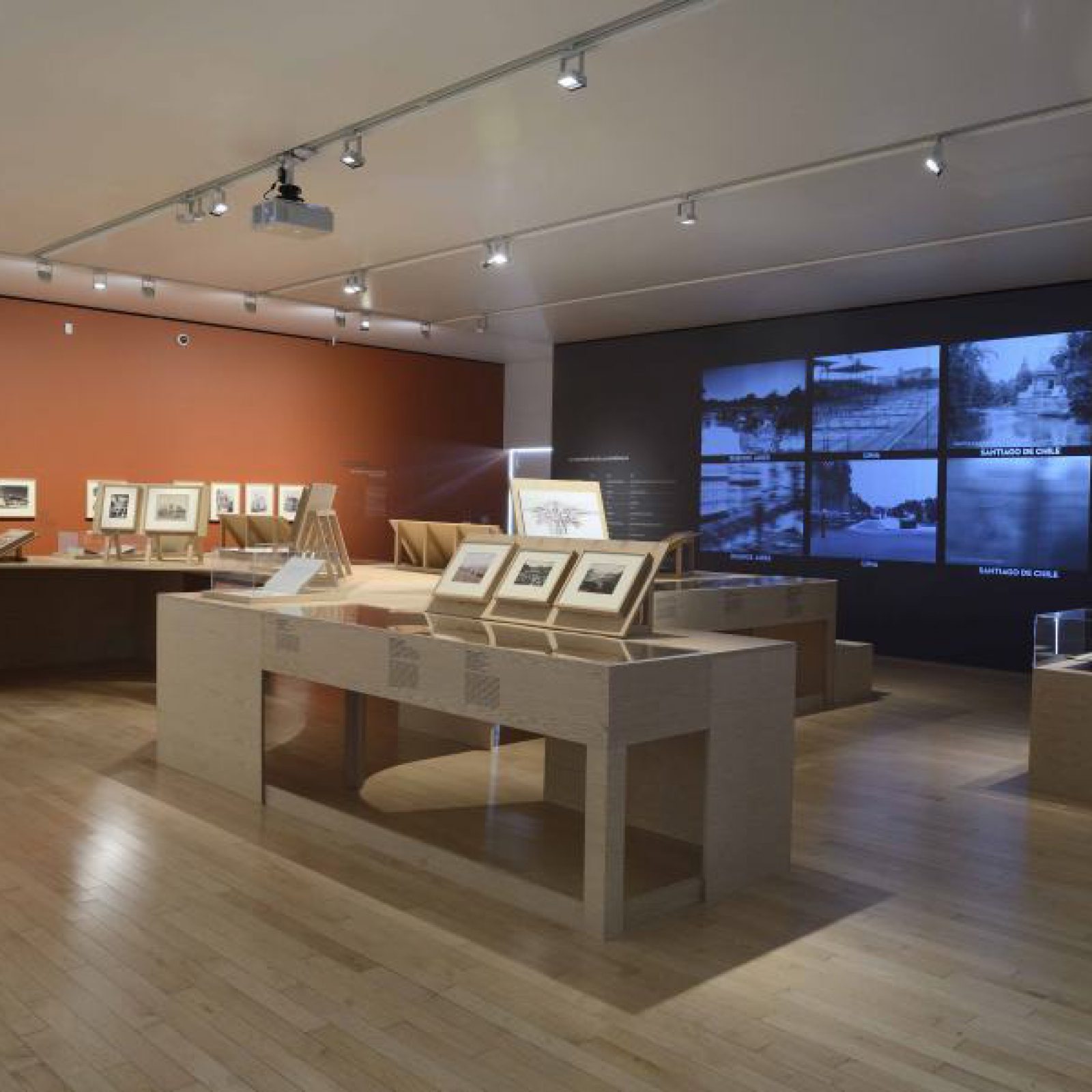Vista de la exposición "La metrópolis en América Latina, 1830-1930", en el Museo Amparo, Puebla, México, 2018. Foto cortesía Museo Amparo