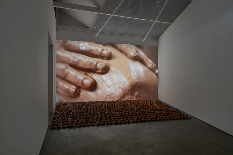 Héctor Zamora, Nas coxas [En los muslos], 2018, videoinstalación. Vista de la instalación en Luciana Brito Galeria, São Paulo. Foto: Ding Musa 