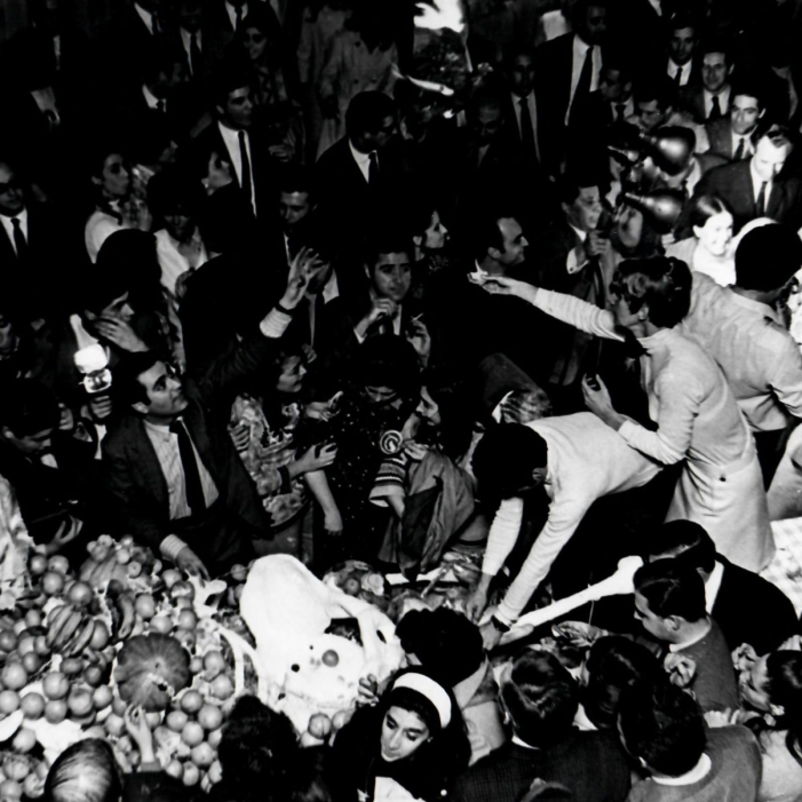 Fotograma de Marabunta, 1967. Video digitalizado, original 16 mm, blanco y negro, sonido, 7´55". Dirección: Narcisa Hirsch. Cámara y edición: Raymundo Gleyzer. Música: Edgar Varèse. Protagonistas: Narcisa Hirsch, Marie Louise Alemann y Walter Mejía