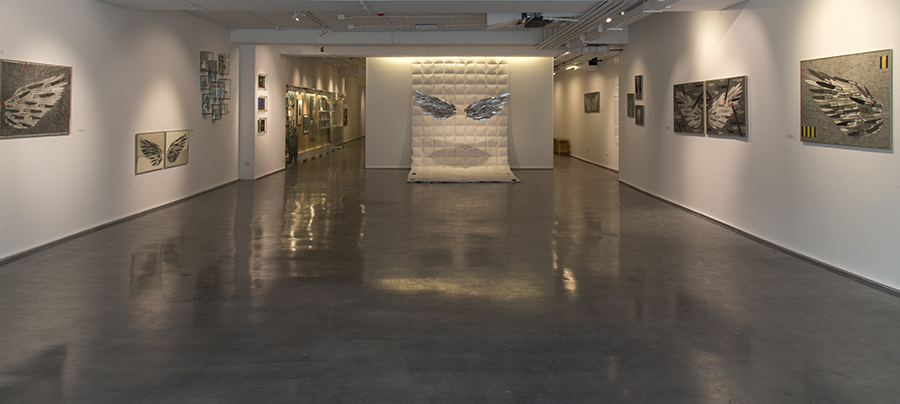 Vista de la muestra "El peso de las alas" de la artista chilena Catalina Mena en Aninat Galería, Santiago de Chile. Foto: cortesía de la galería.