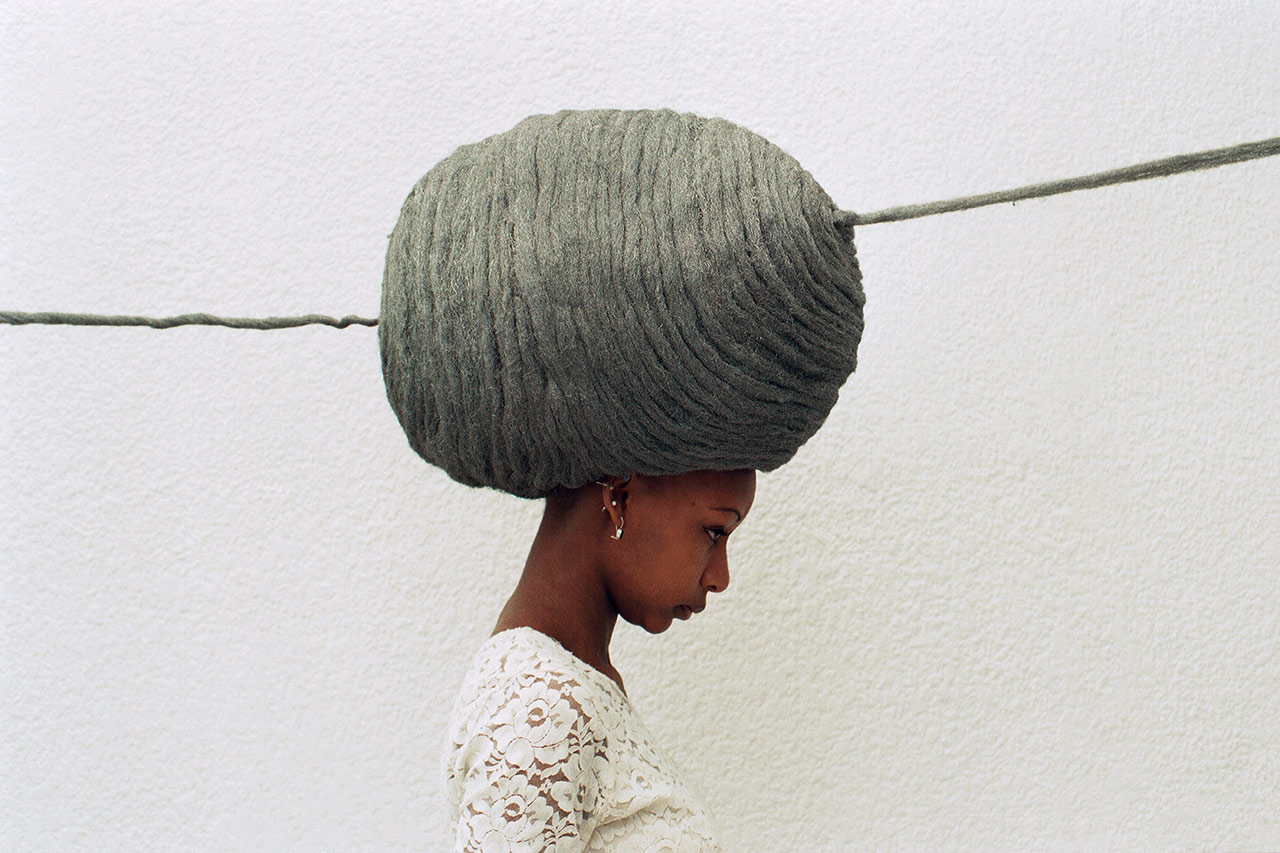  Astrid Liliana Angulo Cortés, Porters Wigs Series, 1997-2001, pelucas hechas con esponjas para sacar brillo,fotografía a color, 15,7 x 23,6 cm c/u. Cortesía de la artista