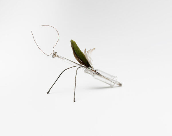 Lina Bo Bardi, Insecto, s/f, bombilla de lámpara con filamentos y plumas, 9 x 7,5 x 3 cm. Instituto Bardi/Casa de Vidro, Sao Paulo. Foto: Ding Musa
