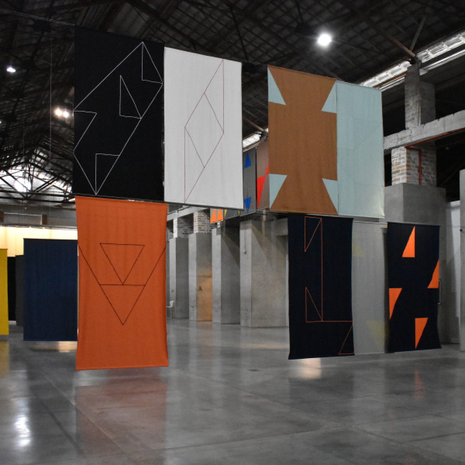 Vista de la exposición "Estamos más unidos a lo invisible que a lo visible", de Felipe Mujica, en el Museo de Arte Moderno de Medellín (MAMM), Colombia, 2018. Foto cortesía del artista y MAMM