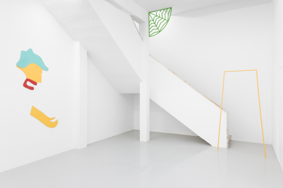 Engel Leonardo, Vista de la exposición “Faro”, en Kunsthalle Lissabon, 2018. Con las obras Guerrero (2018), Palma (2018) y Puerta (2018). Foto: Bruno Lopes. Cortesía: Kunsthalle Lissabon