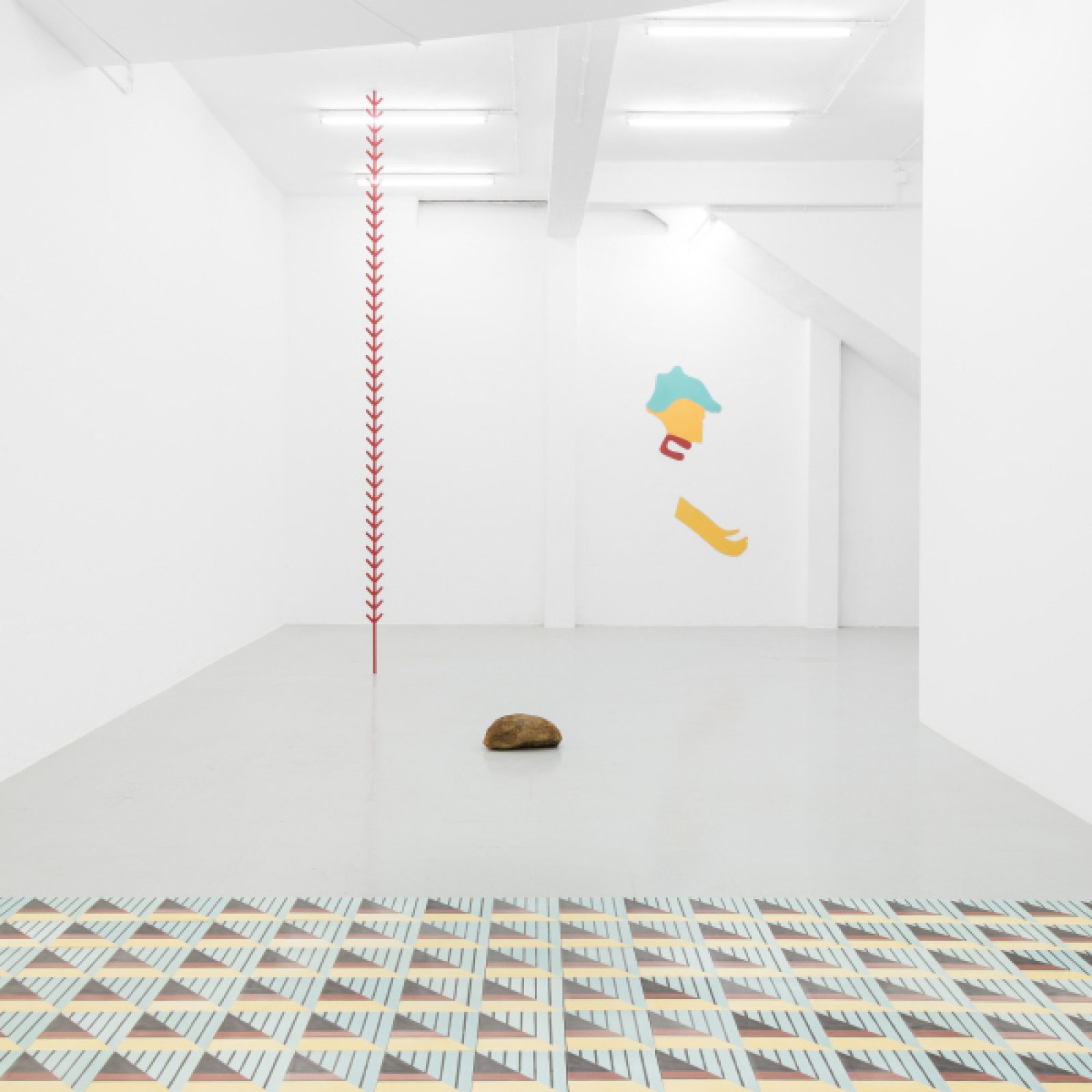 Engel Leonardo, Vista de la exposición “Faro”, en Kunsthalle Lissabon, 2018. Con las obras Guerrero (2018), Bejuco (2018), una piedra proveniente de la Plaza Ceremonial Yuboa, y Piso (2018). Foto: Bruno Lopes. Cortesía: Kunsthalle Lissabon