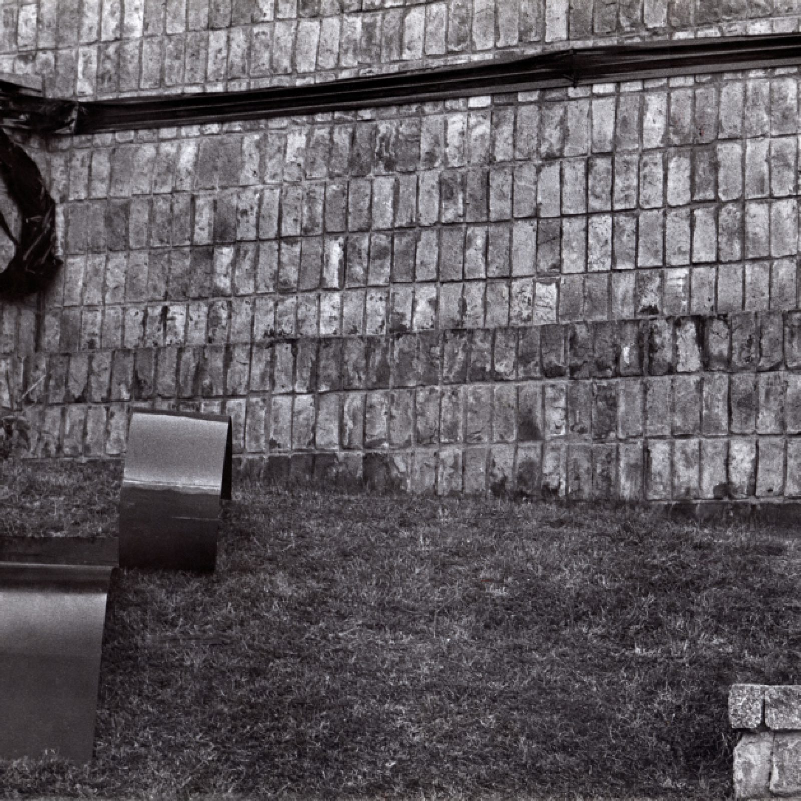 Horacio Zabala, 300 metros de cinta negra para enlutar una plaza pública, 1972. Cortesía del artista y Parque de la Memoria, Buenos Aires