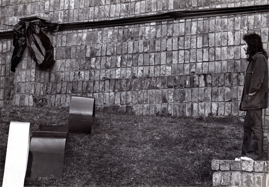 Horacio Zabala, 300 metros de cinta negra para enlutar una plaza pública, 1972. Cortesía del artista y Parque de la Memoria, Buenos Aires