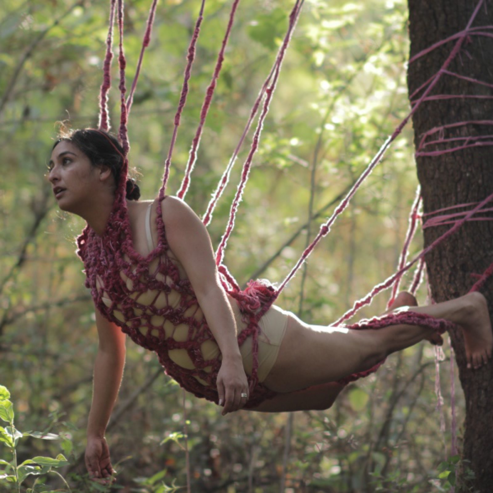 Gabriela Bernal, 2018, Suspendida. Segundo y último ritual inventado de duelo, video performance, 4 minutos. Cortesía de la artista
