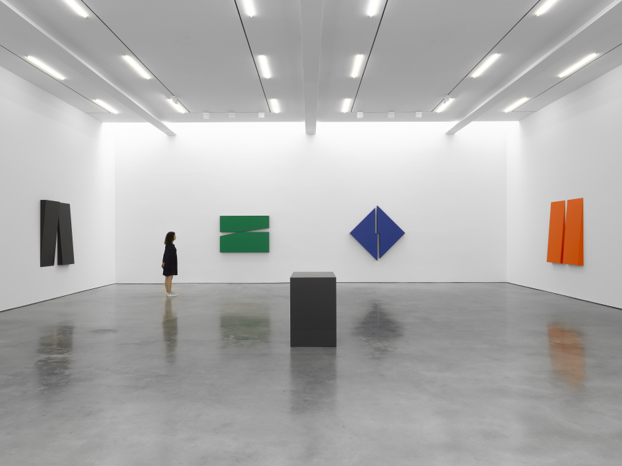 Vista de la exposición “Carmen Herrera: Estructuras”, en Lisson Gallery, Nueva York, 2018 © Carmen Herrera. Cortesía: Lisson Gallery.