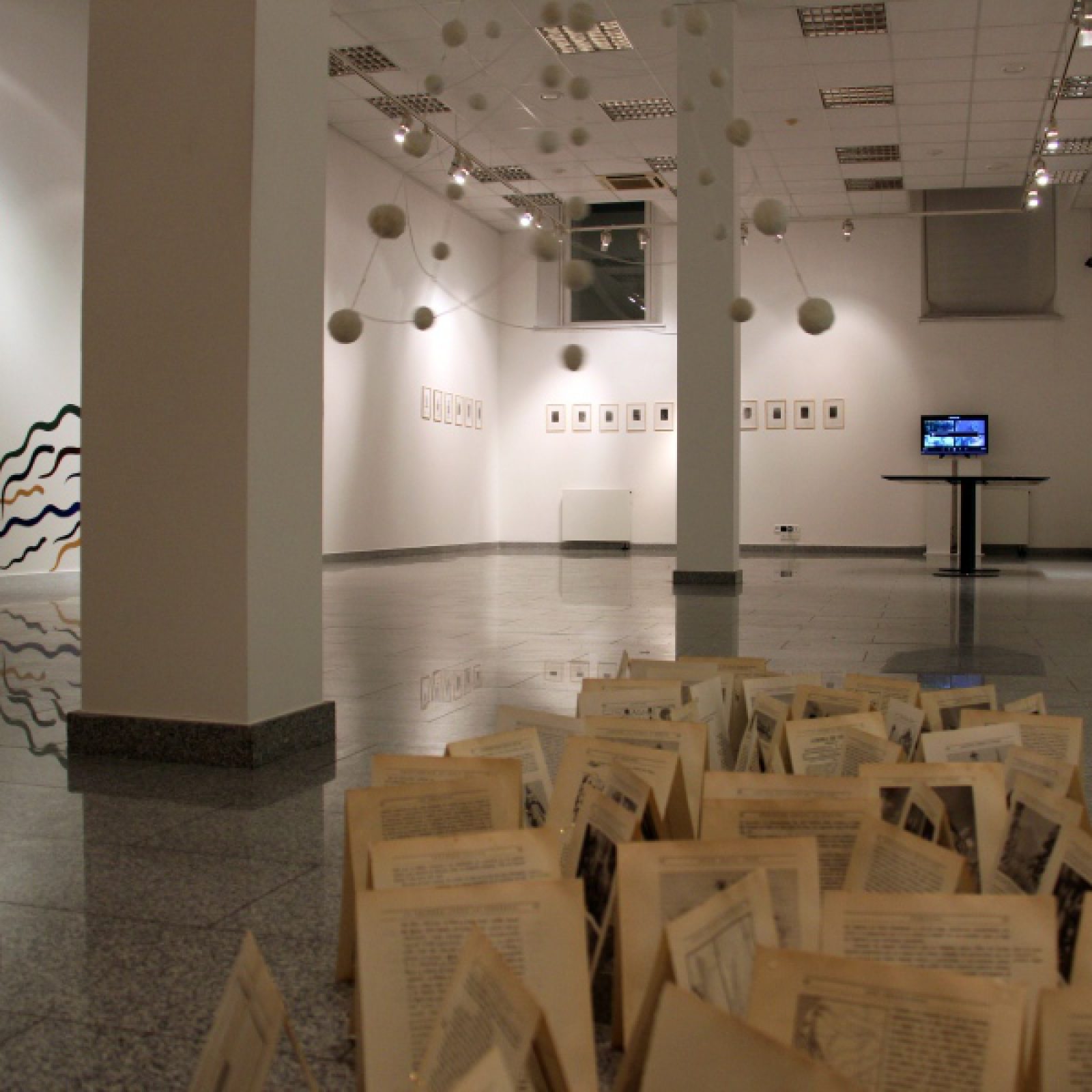 Vista de la exposición "Instituto Nacional del Futuro Incierto", en el Instituto Cervantes de Moscú, 2018. Foto cortesía de Daniela Berger y Paula Cortés