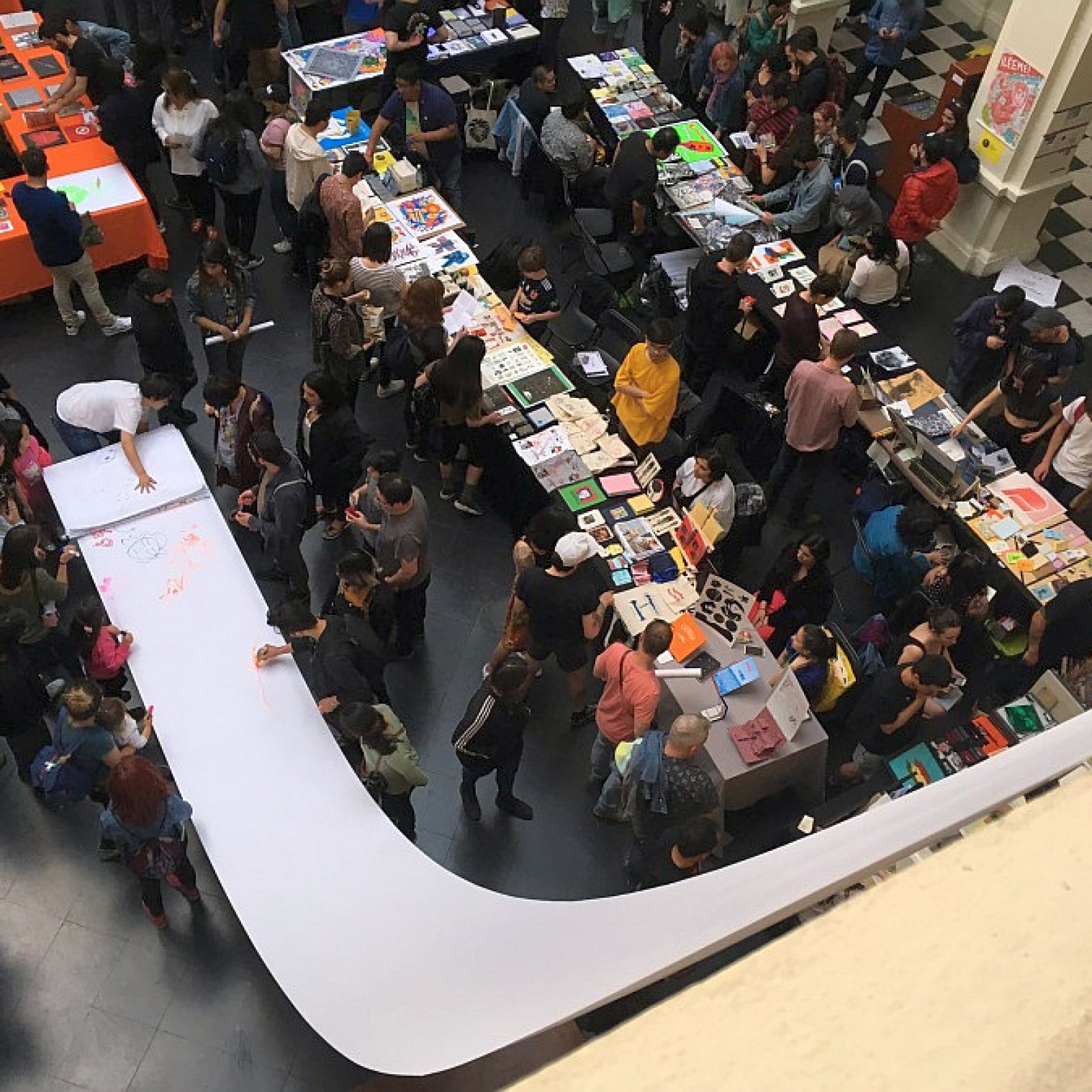 Vista de "El Fanzine más Largo", una acción organizada por Microeditorial Amistad en el hall del MAC, Parque Forestal, como parte de Impresionante. Santiago de Chile, 2018. Foto: Nicolás Narváez