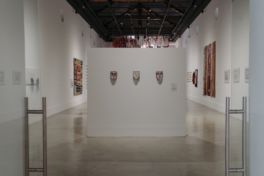 Vista de la exposición "Destejer la historia. Los hilos de la memoria", en el CAC de Quito, 2018. Cortesía: CAC