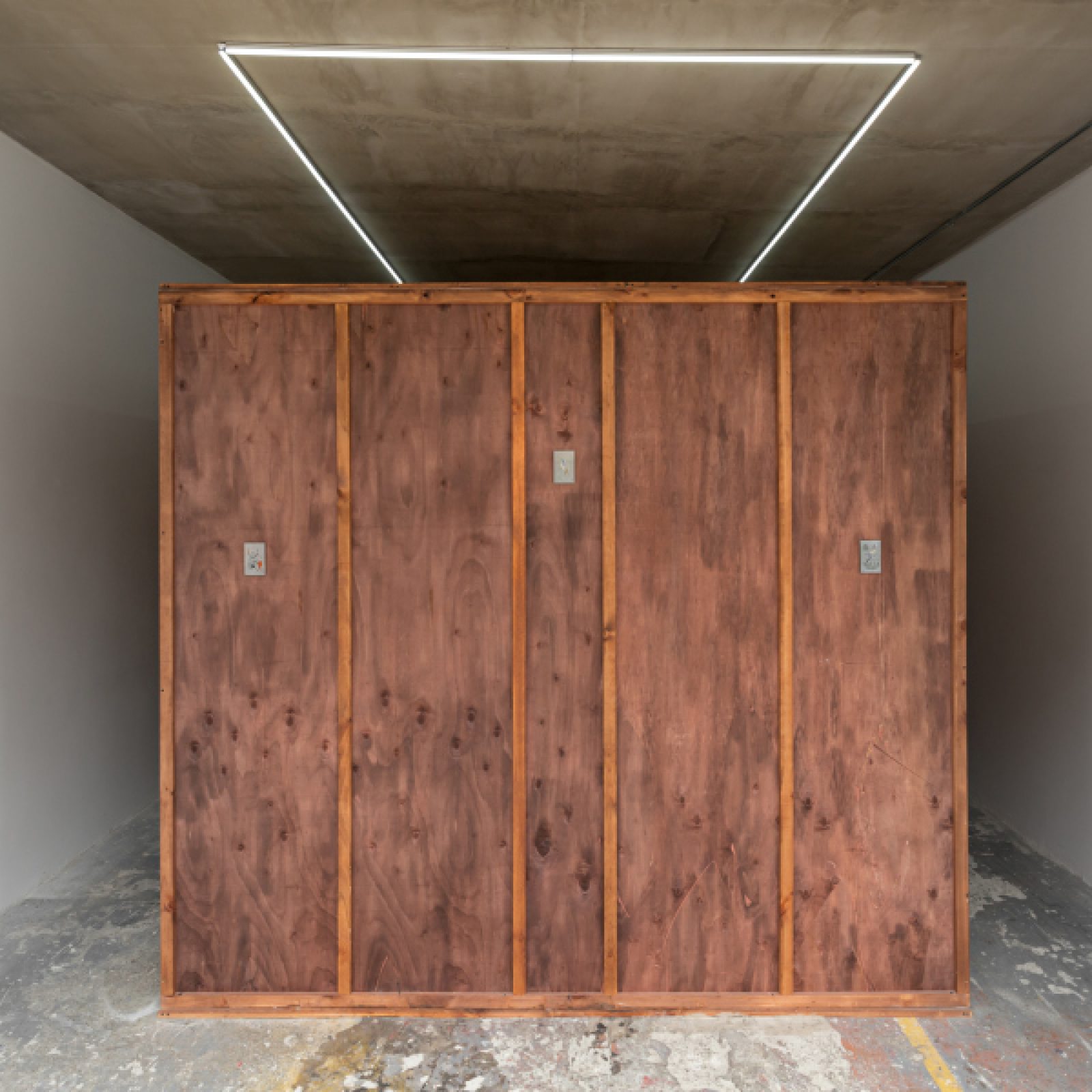 Vista de la exposición "Huésped", de Matías Armendaris, en SKETCH, Bogotá, 2018. Foto: ©Nikolas Jacob