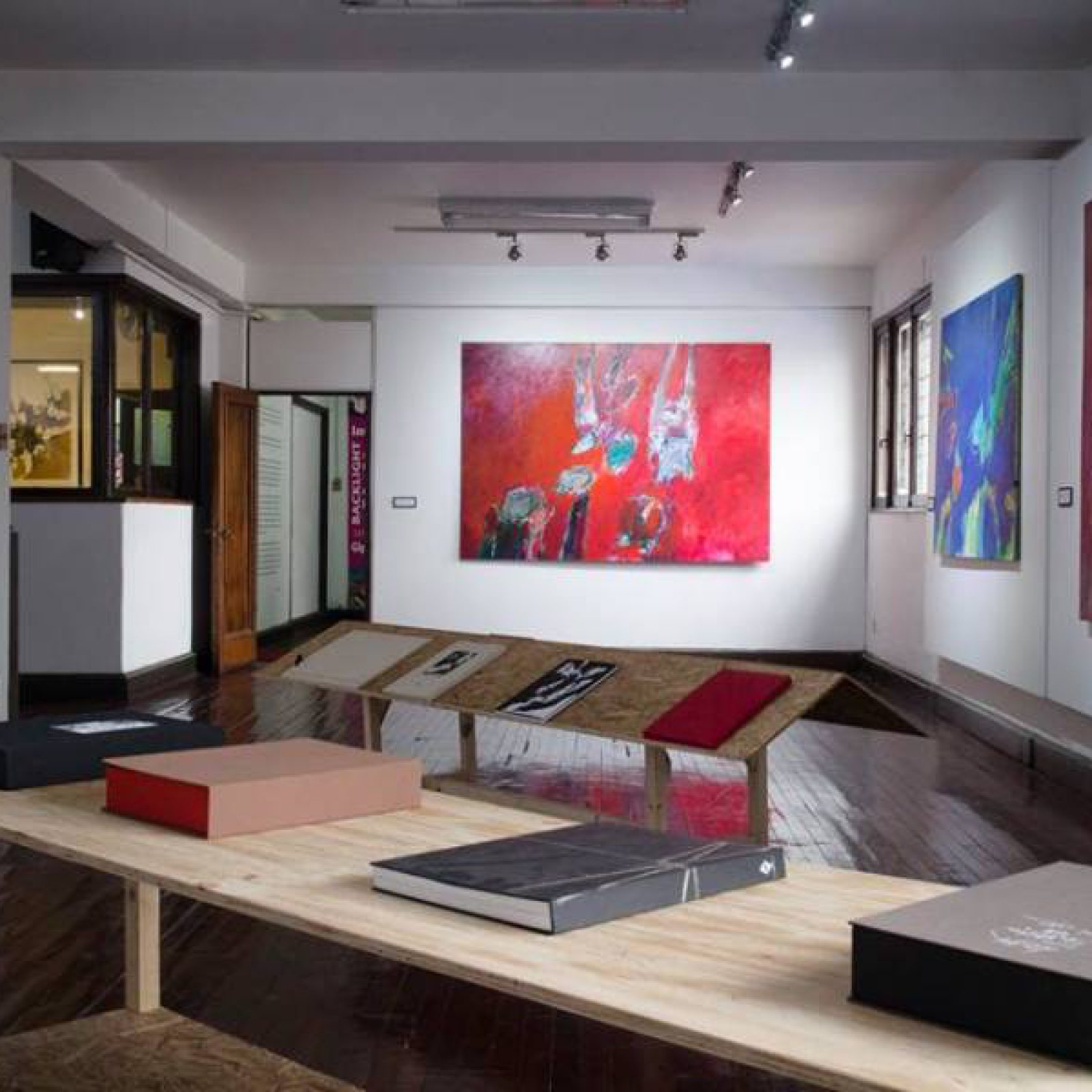 Vista de la exposición "Obras, textos y reflexiones", de Guillermo Núñez, en Factoría Santa Rosa, Santiago de Chile, 2018. Cortesía de la galería