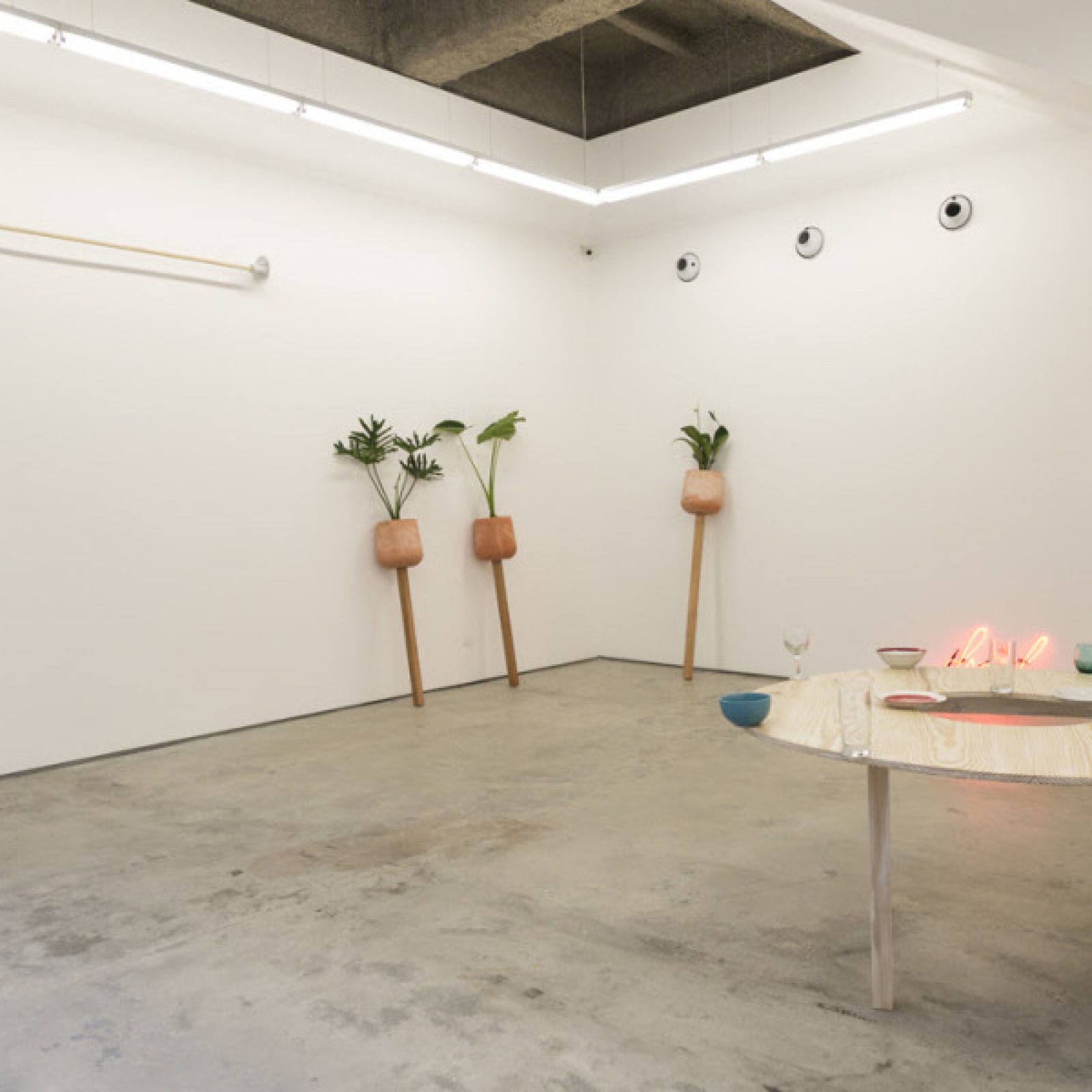 Vista de la exposición "degradaciones tropicales: abismos al borde de una mesa", de José Olano, en DiabloRosso, Panamá, 2018. Foto cortesía de la galería