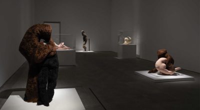 Vista de la exposición "Dorothea Tanning. Detrás de la puerta, invisible, otra puerta", en el Museo Reina Sofía, Madrid, 2018. Foto: Archivo fotográfico del Museo Reina Sofía