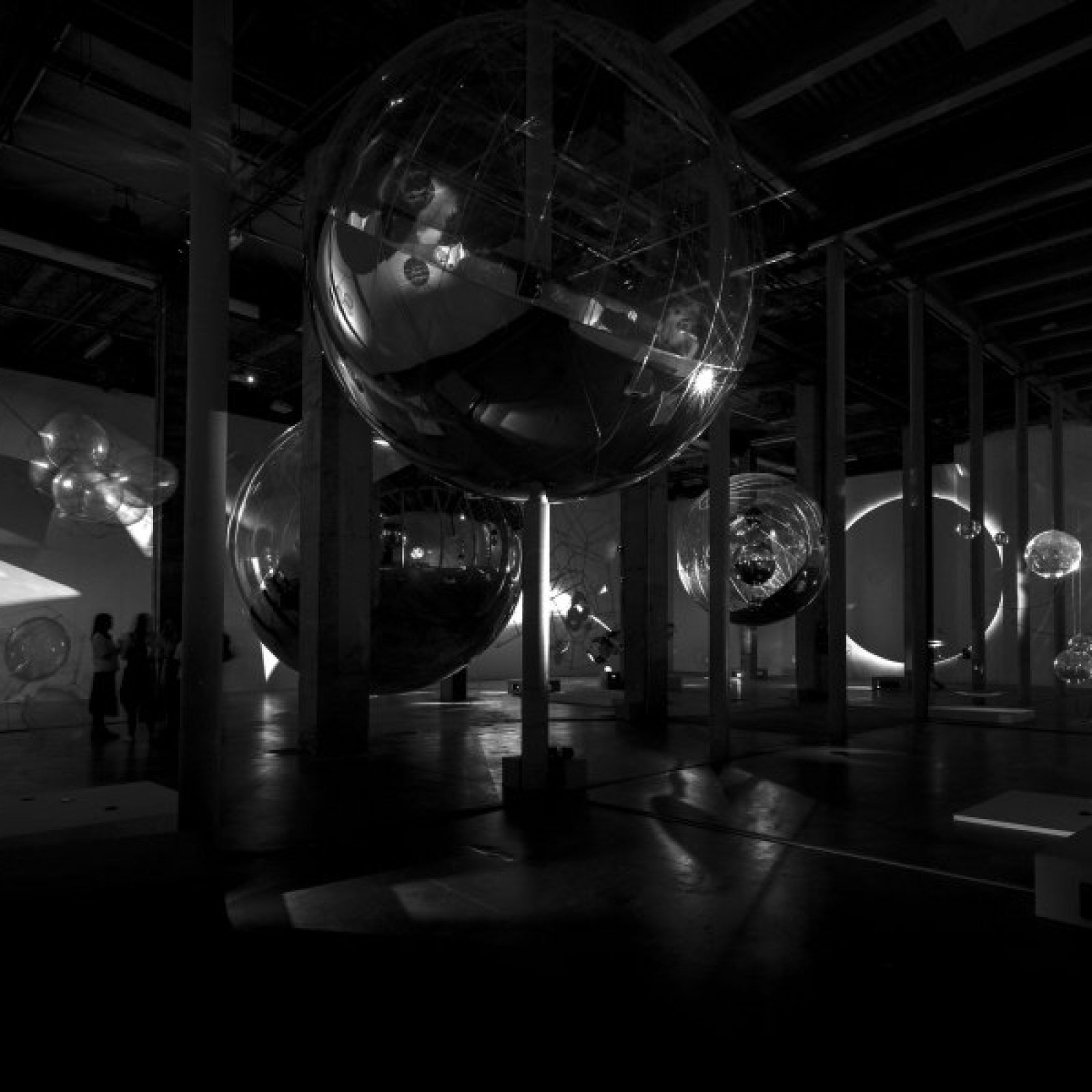 Vista de la exposición ON AIR, de Tomás Saraceno, en el Palais de Tokyo, París, 2018. Cortesía del artista; Andersen’s, Copenhagen; Esther Schipper, Berlín; Pinksummer Contemporary Art, Génova; Ruth Benzacar, Buenos Aires; Tanya Bonakdar Gallery, Nueva York. © Foto : Studio Tomás Saraceno, 2018.