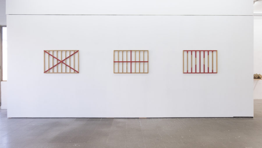 Engel Leonardo en la exposición Un hecho de diferencias, Ana Mas Projects, Barcelona, 2018. Foto: Diana Rangel. Cortesía de la galería