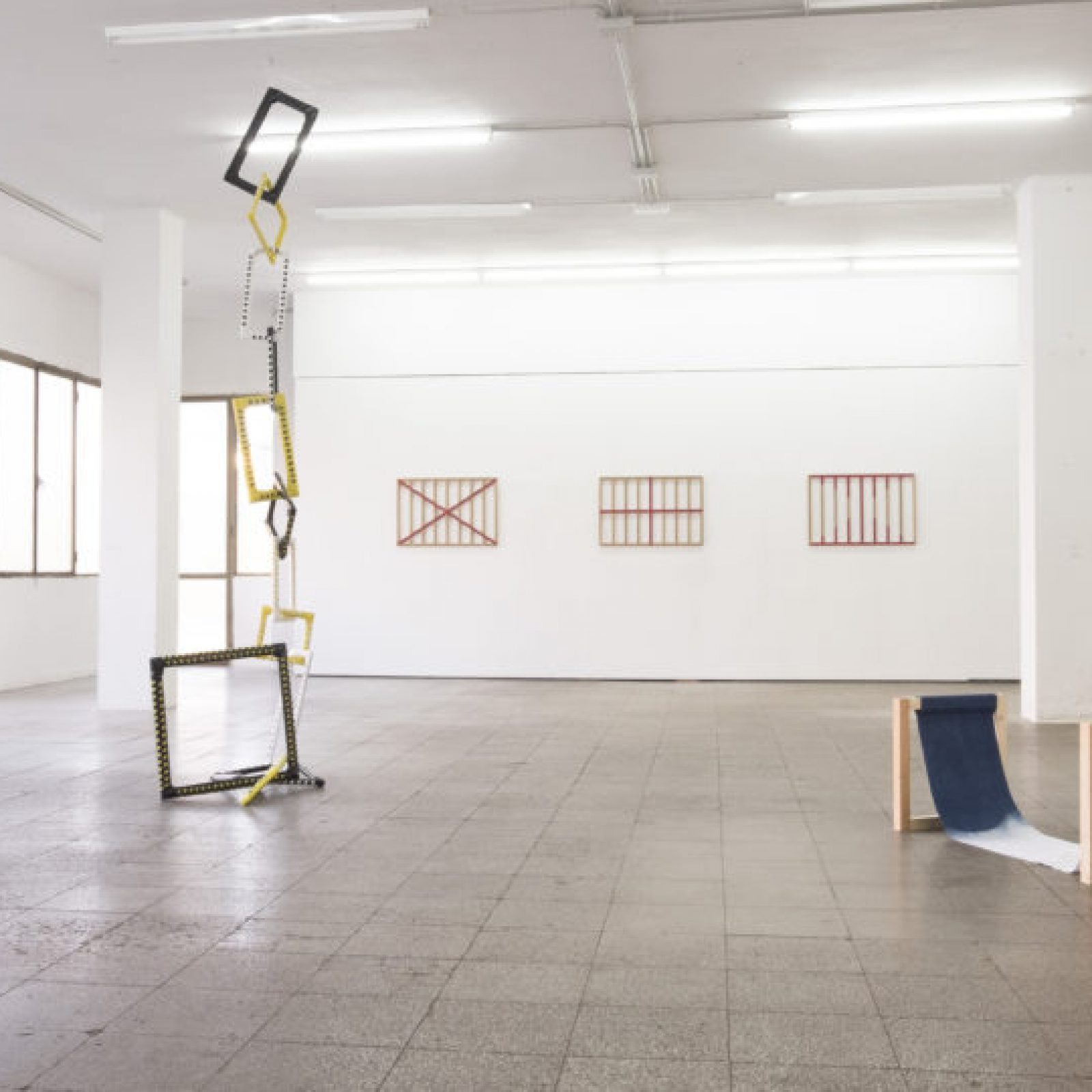 Vista de la exposición Un hecho de diferencias, de Alana Iturralde, Engel Leonardo, Nayda Collazo-Llorens y Quisqueya Henríquez, en Ana Mas Projects, Barcelona, 2018. Foto: Diana Rangel. Cortesía de la galería