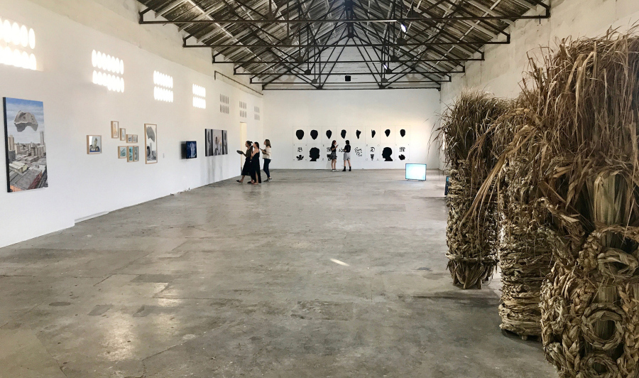 Vista de 16° Salón Regional de Artistas, "La Dimensión Desconocida: Otros Relatos del Caribe", en el antiguo Edificio Coltabaco, Barranquilla, Colombia, 2018. Foto cortesía de La Usurpadora
