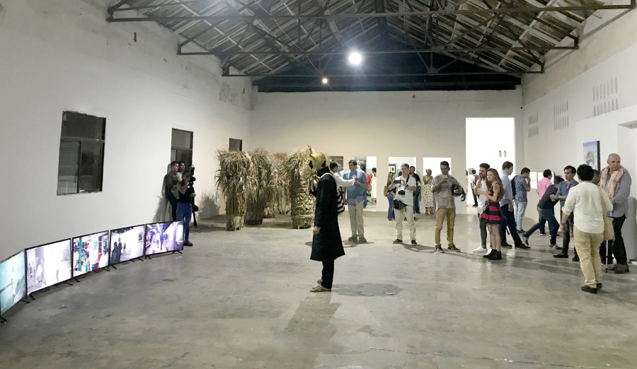 Vista de 16° Salón Regional de Artistas, "La Dimensión Desconocida: Otros Relatos del Caribe", en el antiguo Edificio Coltabaco, Barranquilla, Colombia, 2018. Foto cortesía de La Usurpadora