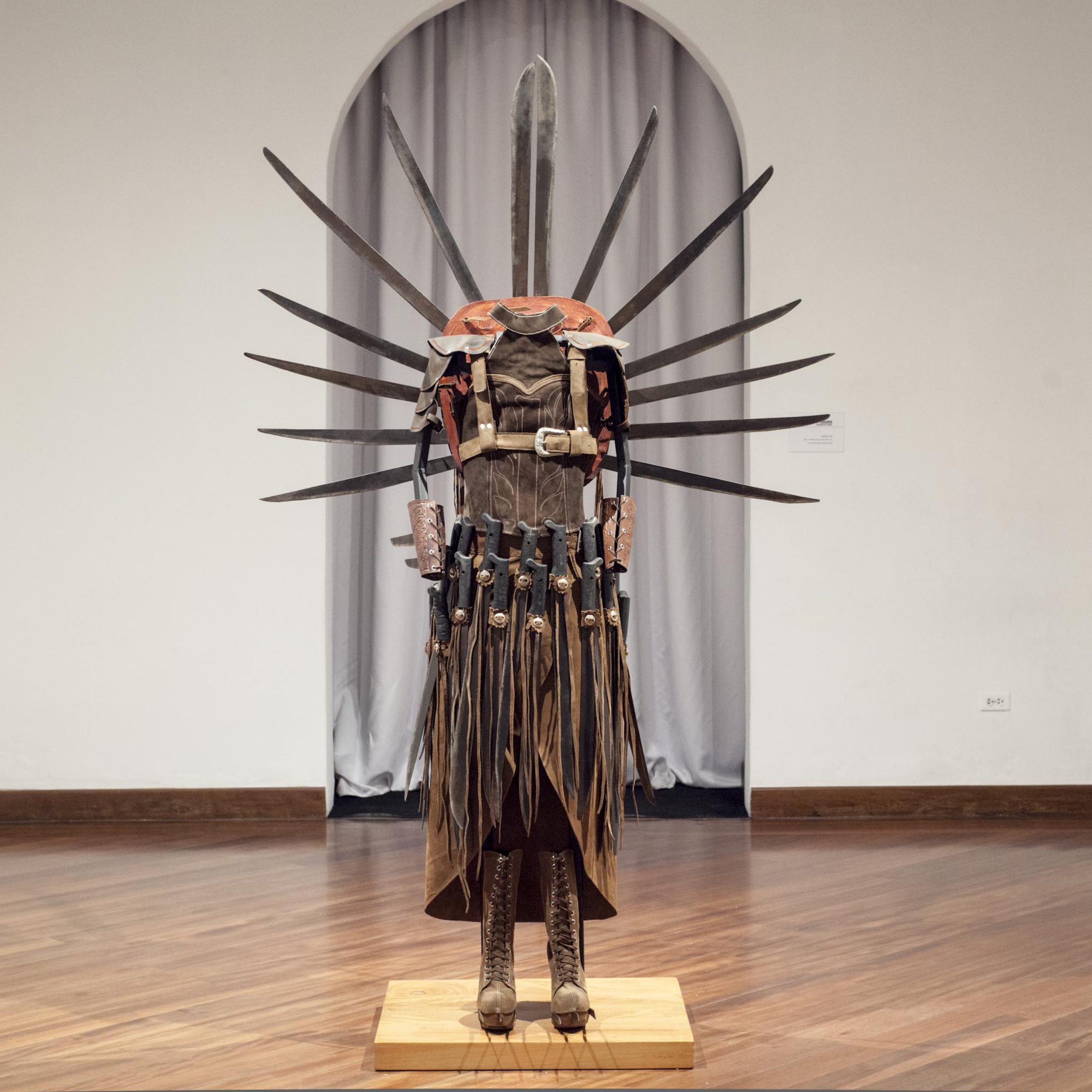 Vista de la obra "Machete Dress", de Fredman Barahona, en la muestra "Inmersiones estratégicas", Programa de Becas y Comisiones de CIFO 2018, en el Centro Cultural Metropolitano de Quito (METQuito), Ecuador. Cortesía del artista y CIFO.