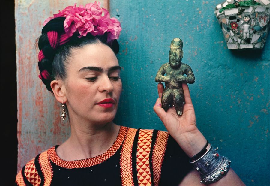 Frida Kahlo with Olmec figurine, 1939. © Nickolas Muray Photo Archives