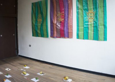 Vista de la exposición "Mercadería Justo x Bueno", Bogotá, 2018, con obras de Lucy Argueta e Iñaki Chavarri. Cortesía: Central de Abasto/Justo x Bueno