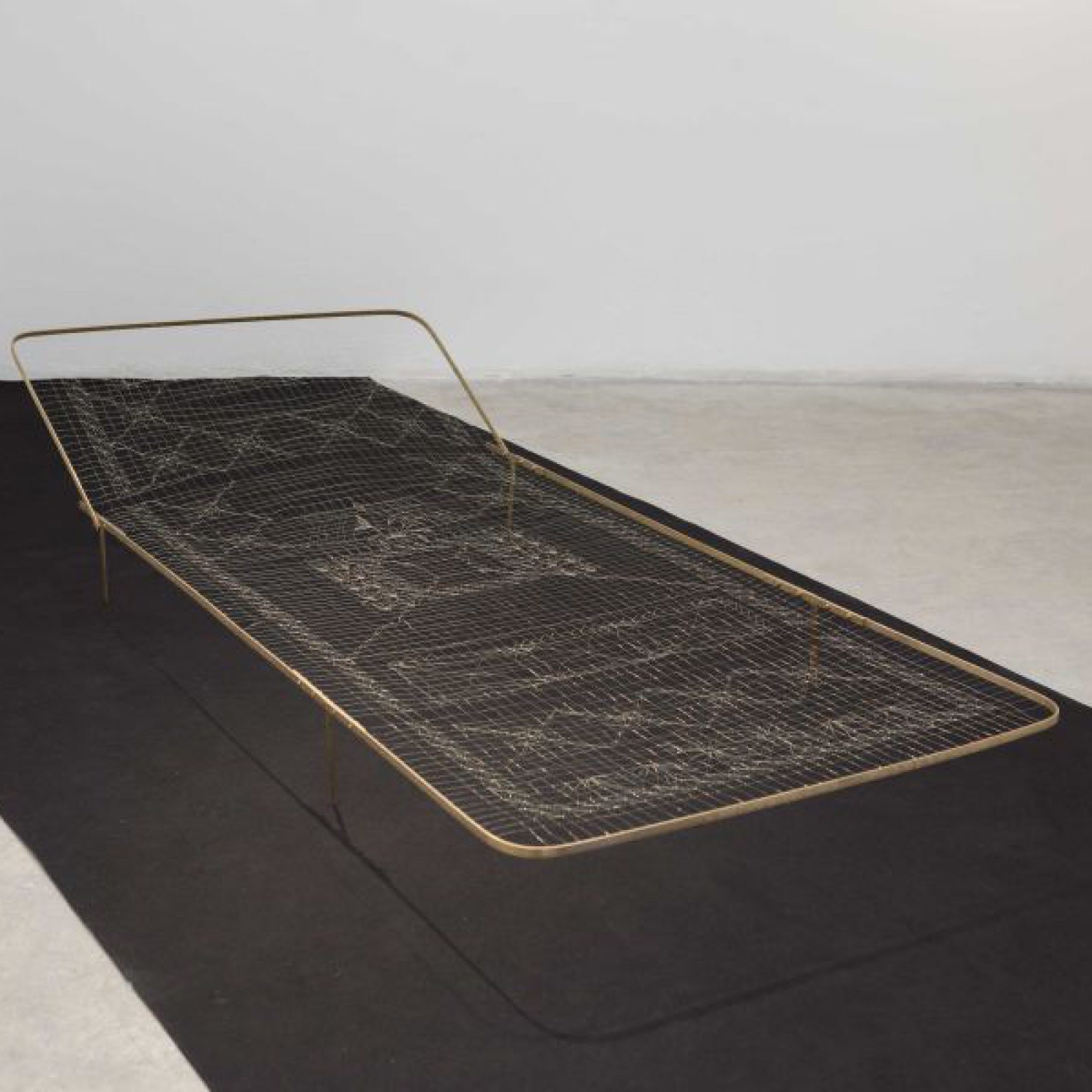Luz Lizarazo, Cama encendida, 2018, tejido de hilo de bronce, y bronce, 93 x 214 x 17 cm. Cortesía: Liberia, Bogotá