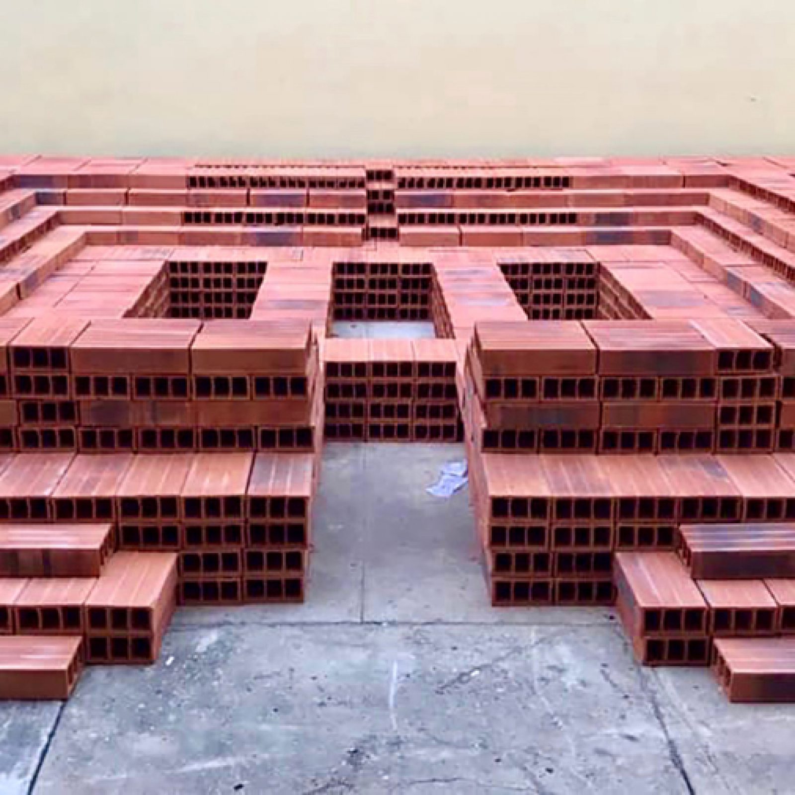 Sara Modiano, Tumba para el arte (Cenotafio), 1982, instalación con 5000 ladrillos, versión de 3 m2. Foto cortesía: La Usurpadora
