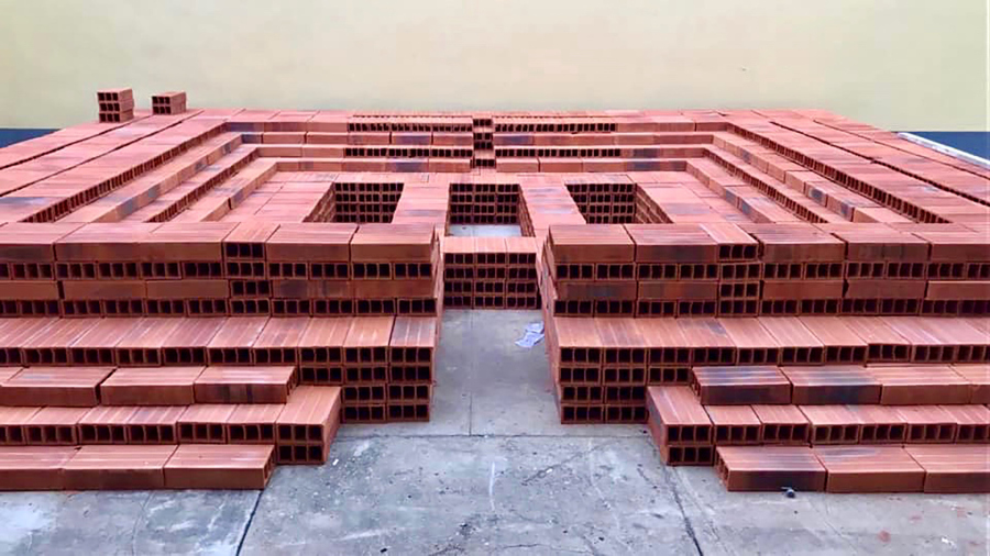 Sara Modiano, Tumba para el arte (Cenotafio), 1982, instalación con 5000 ladrillos, versión de 3 m2. Foto cortesía: La Usurpadora