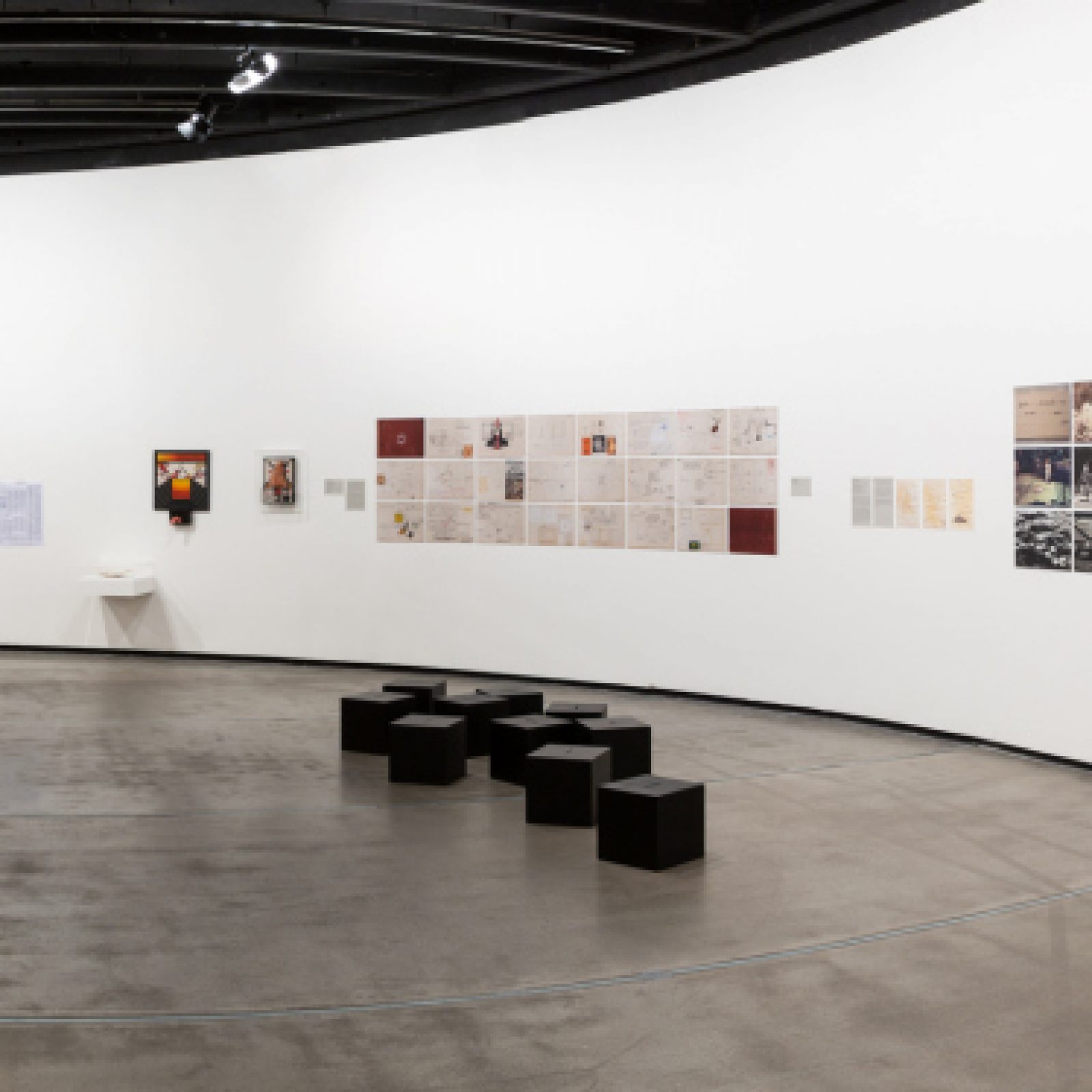 Vista de la exposición "AI-5 50 ANOS - Ainda não terminou de acabar", en el Instituto Tomie Ohtake, São Paulo, 2018. Foto cortesía de Instituto Tomie Ohtake
