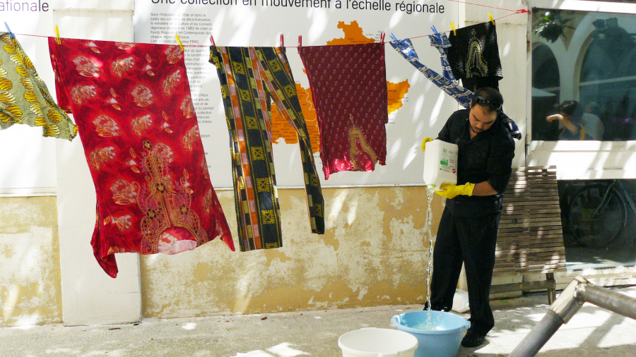 Máximo Corvalán-Pincheira, La ropa sucia se lava en casa II, 2017, acción instalativa y video registro. Cortesía del artista