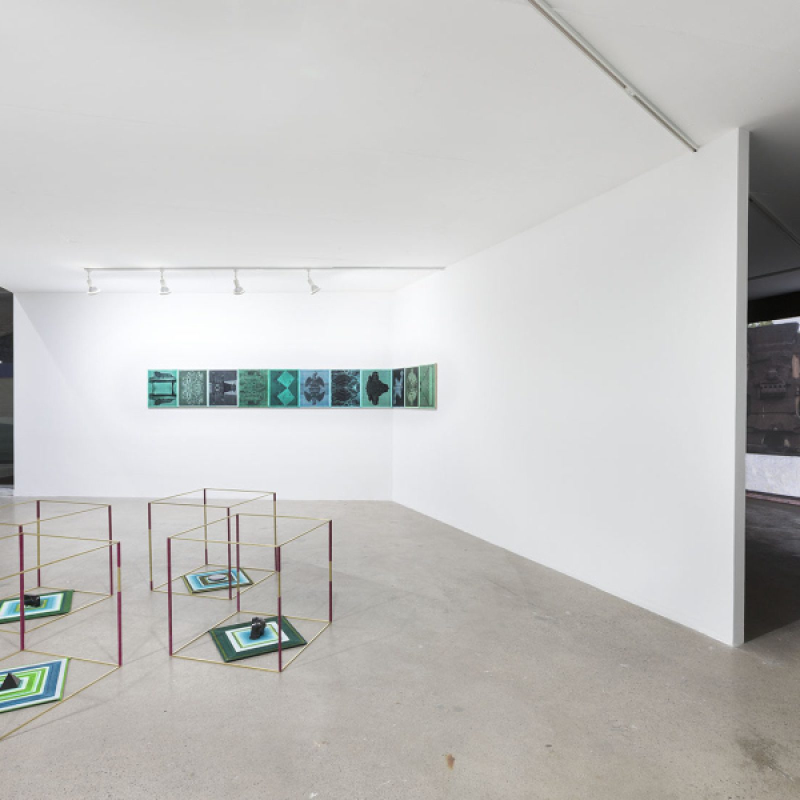 Vista de la exposición "Tezcatlocan", de Claudia Peña Salinas, en Galería Curro, Zapopan, México, 2018. Foto cortesía de Vista de la exposición "Tezcatlocan", de Claudia Peña Salinas, en Galería Curro, Zapopan, México, 2018. Foto cortesía de ©Galería Curro