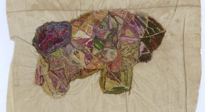 Jeanne Tripier, Sin título, entre 1935 y 1939, bordado de algodón sobre tela, 20 x 25 cm. Foto: Sarah Baehler, Atelier de numérisation – Ville de Lausanne. Collection de l’Art Brut, Lausana