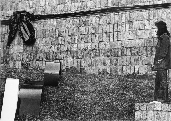 Horacio Zabala, 300 metros de cinta negra para enlutar una plaza pública, 1972
