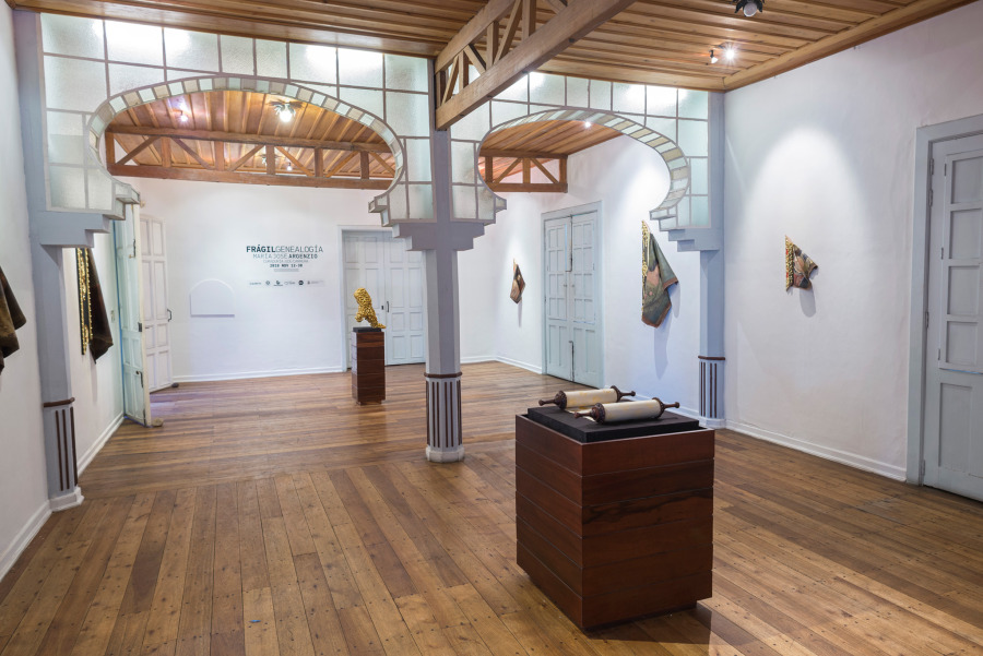 Vista de la exposición "Frágil genealogía", de María José Argenzio, en el Museo de los Metales, Cuenca, Ecuador, 2018. Cortesía de la artista