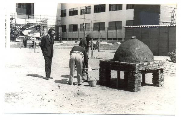  Víctor Grippo, Jorge Gamarra y A. Rossi, Horno popular para hacer pan, 1972