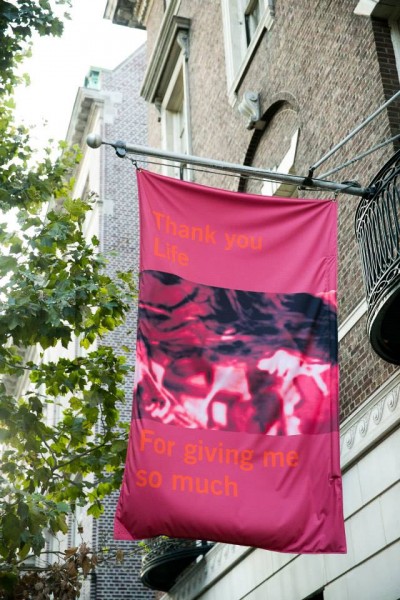 Cristóbal Lehyt, Iris Sheets, vista exterior de instalación (banner) en Americas Society, Nueva York. Cortesía: Americas Society