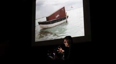 Alfredo Jaar, durante su conferencia en el GAM, con motivo de participación en la 55va Bienal de Venecia. Cortesía: Consejo Nacional de la Cultura y las Artes (CNCA)