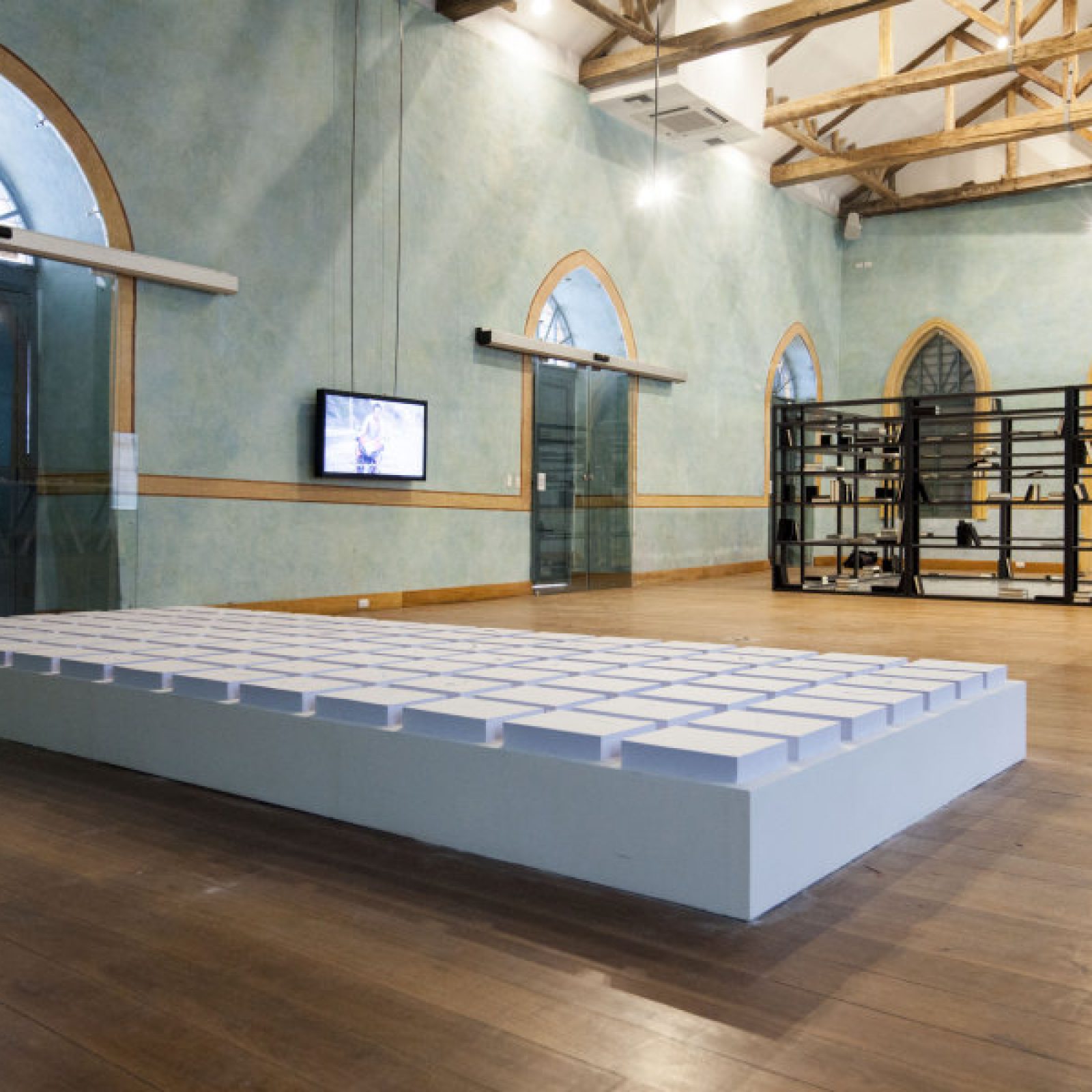 Marco Maggi (Premio Comisión 2010), Incubadora (Hot Bed Series), 2010, instalación consistente en 98 dibujos de papel cortado en 98 resmas de papel. Foto: Coco Laso. Cortesía: Cisneros Fontanals Art Foundation