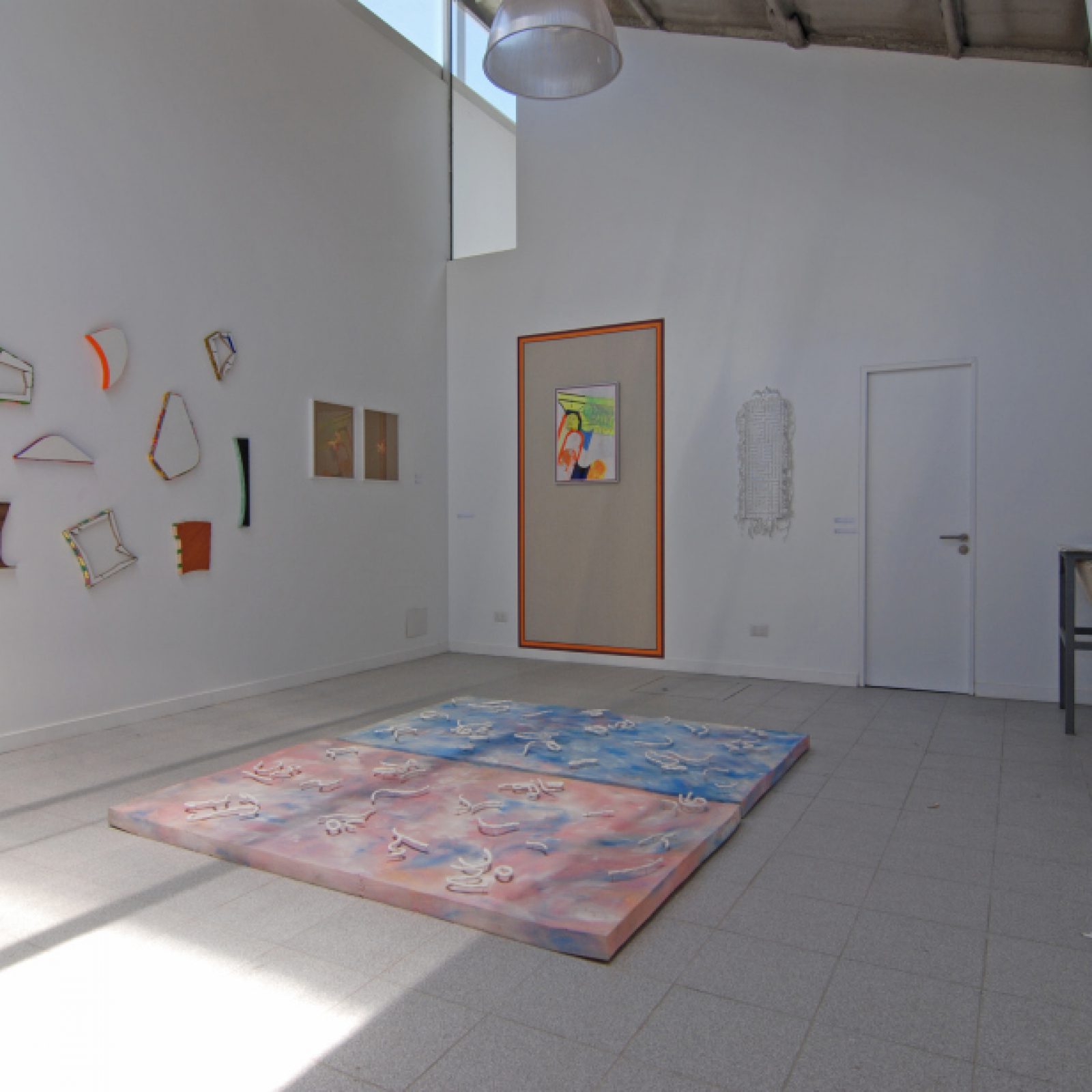 Vista de la exposición "Mangata" en Taller La Roca, Santiago de Chile, 2018. Cortesía de los artistas