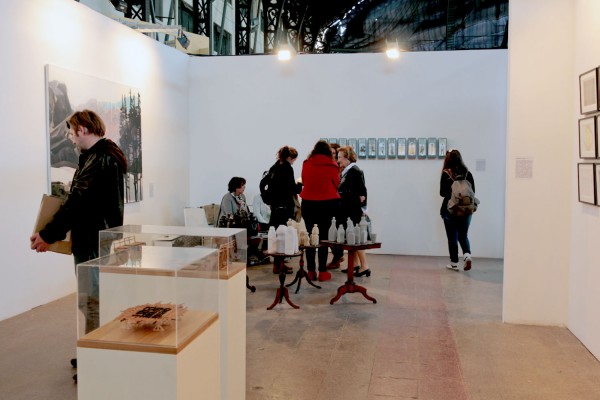 El stand de la Galería Patricia Ready, con obras de Ncolás Grum (muchas de ellas vendidas), Isidora Correa y Paula Anguita. Feria Chaco 2013. Foto: Sebastián Valenzuela