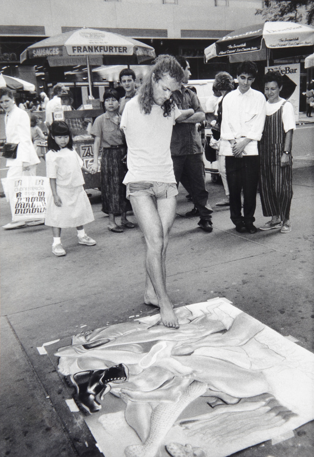 Lorenza Böttner, Sin título, 1982, fotografía en blanco y negro. Cortesía: La Virreina Centre de la Imatge