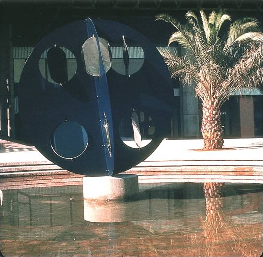 Carlos Ortúzar, "Escultura en azul", Edificio UNCTAD III. Marzo-abril 1972. Fotografía del archivo del arquitecto Sergio González. Cortesía CEDOC