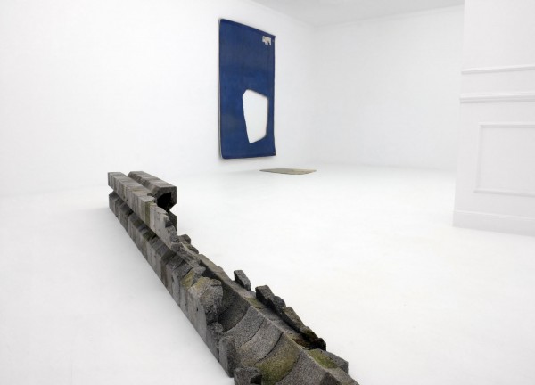 Alejandro Leonhardt, vista de la exposición Su aparente fragilidad sólo rehusaba la monotonía, 2014. Cortesía del artista y galería Louis 21
