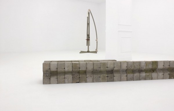 Alejandro Leonhardt, vista de la exposición Su aparente fragilidad sólo rehusaba la monotonía, 2014. Cortesía del artista y galería Louis 21