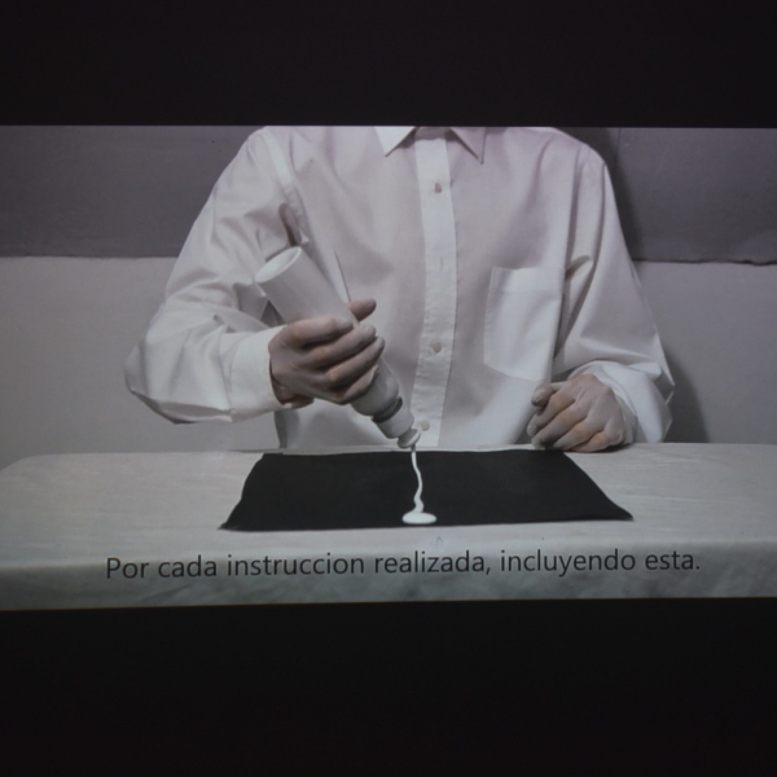 Antoine Bernal, 16 instrucciones arbitrarias para el movimiento de un maniquí vivo, 2018, video. Cortesía del artista y Escuela de Arte UDP