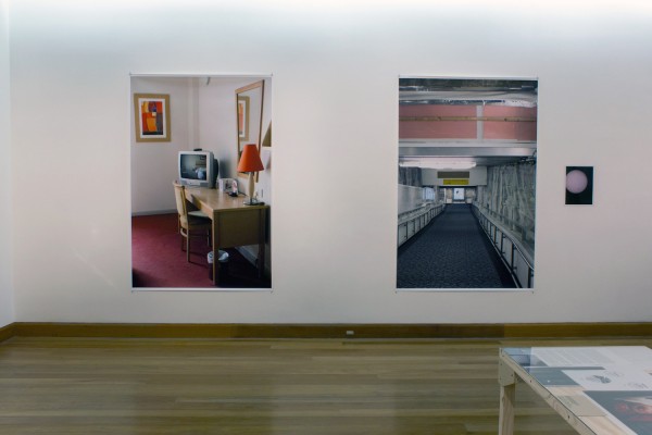 Vista de la exposición de Wolfgang Tillmans en el Museo de Artes Visuales (MAVI), Santiago de Chile, 2013. Foto: Sebastián Velenzuela